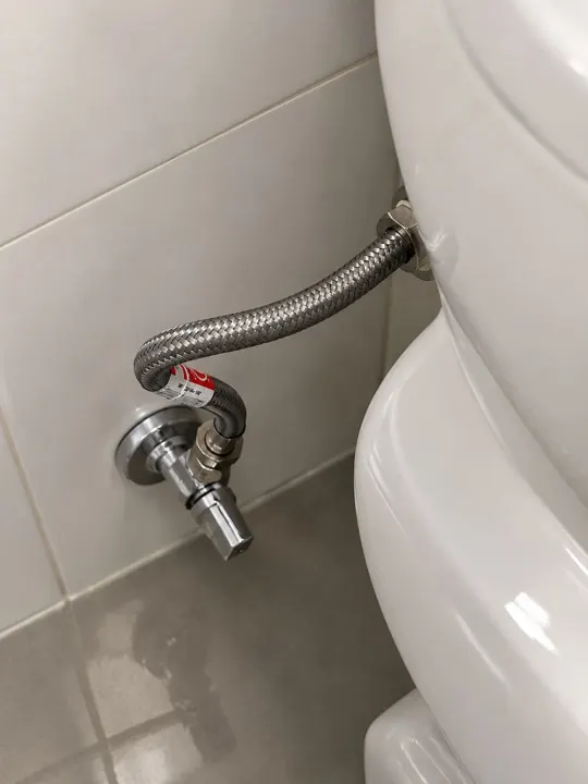 Llave de escuadra y latiguillo del inodoro